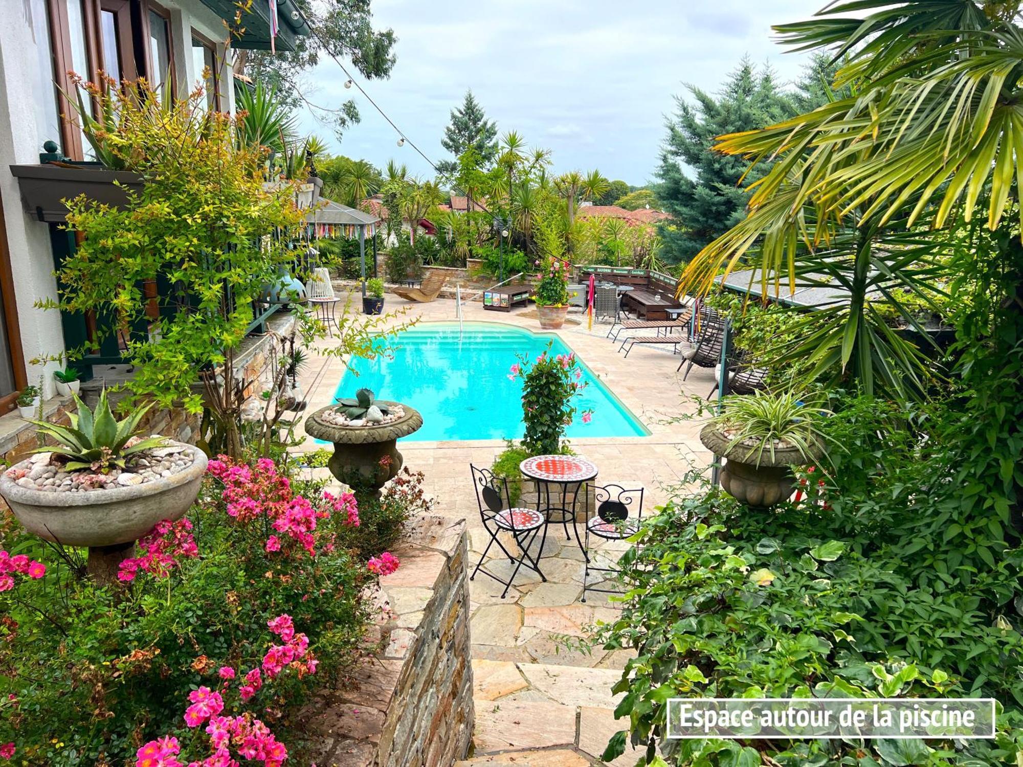 Villa Merkel: 23 travelers 10 bedrooms 9 WC, Pool Anglet Exteriör bild